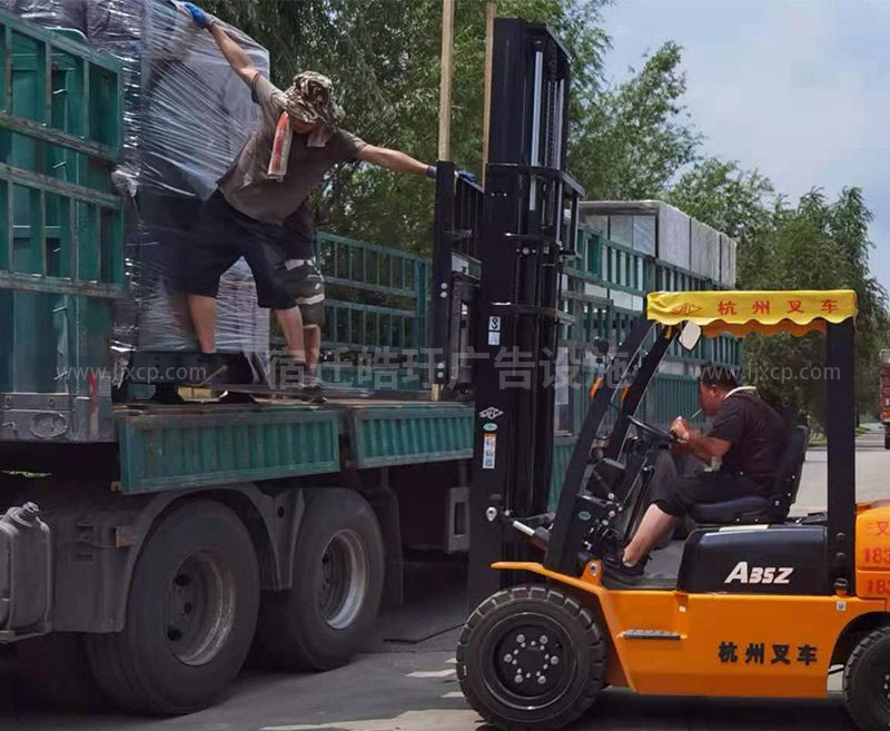 公交候車(chē)亭打包發(fā)貨案例